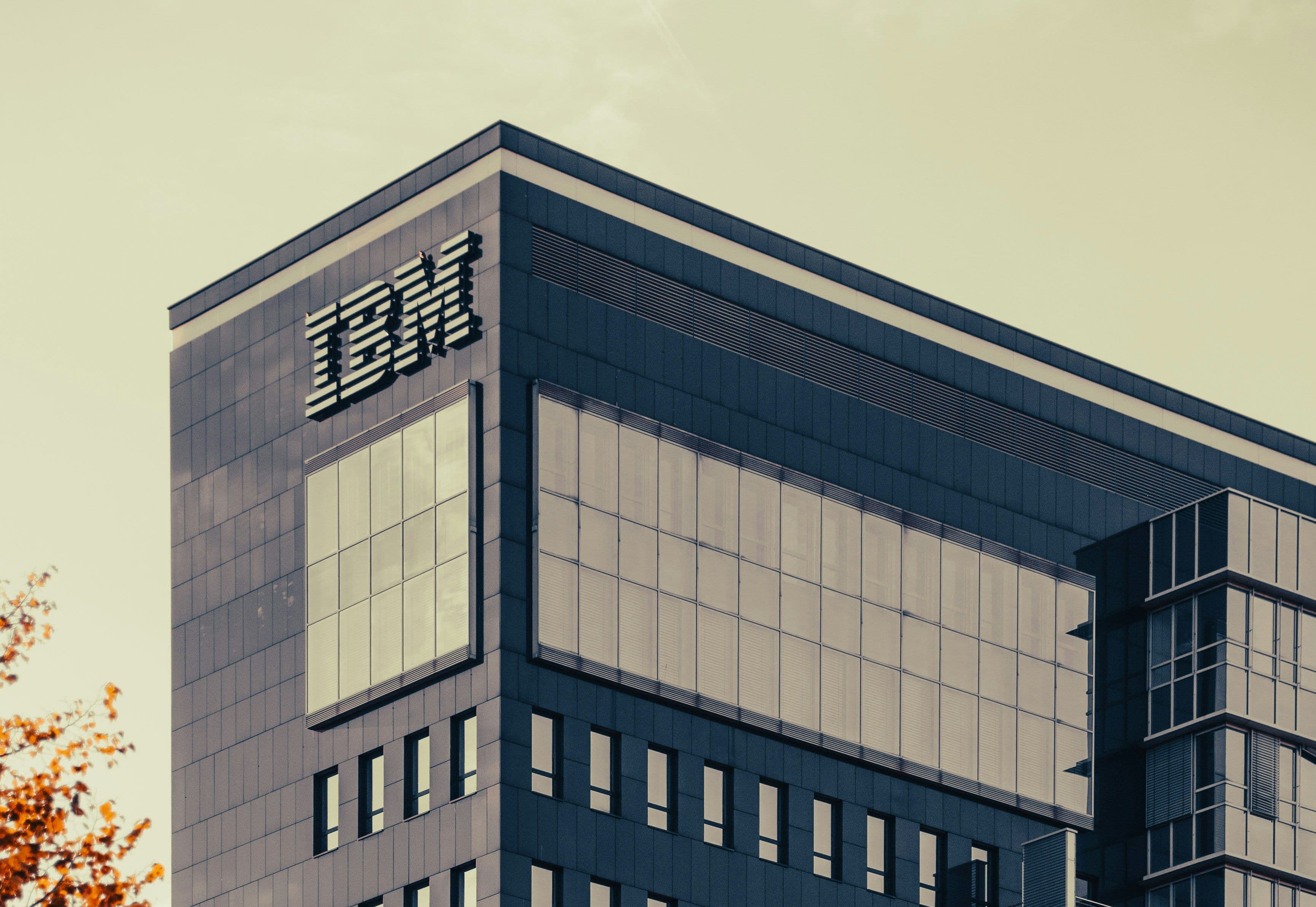 immeuble avec le logo IBM