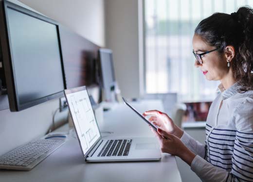 Stagiaire suivant une formation Langages et Développement